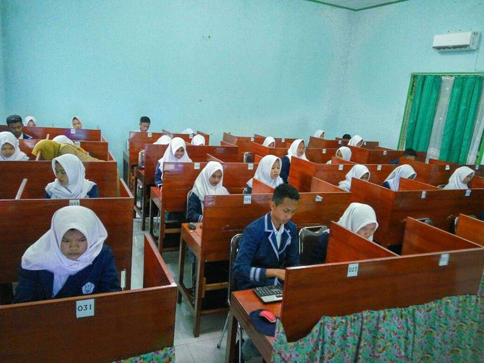Siswa siswi berada di LAB Komputer